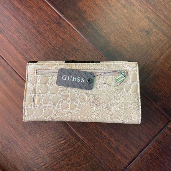 Guess Wallet - Picture 2 of 3